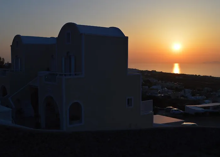 Kiklamino Sunset Oia