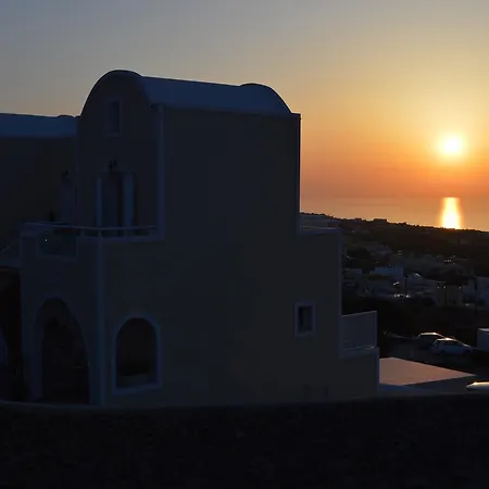 Kiklamino Sunset Oia
