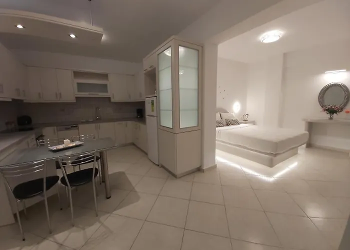 Διαμερίσματα και Στούντιο Κυκλάμινο 4* Οία